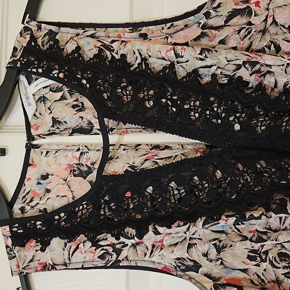 HI SUMMER!!🤩 BCBGENERATION ROSE PATTERNED  BLACK BOTTOM ROMPER WITH POCKETS🖤 - Picture 5 of 9